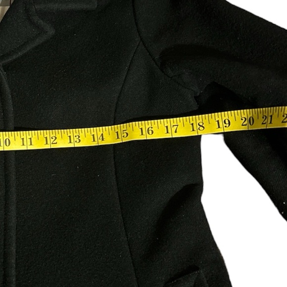 Burberry Check-lined Technical Wool Duffle
Peak Coat In Black - Picture 11 of 15